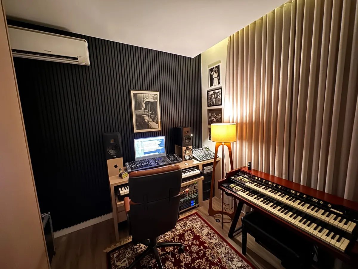 BLACK OAK slat wall